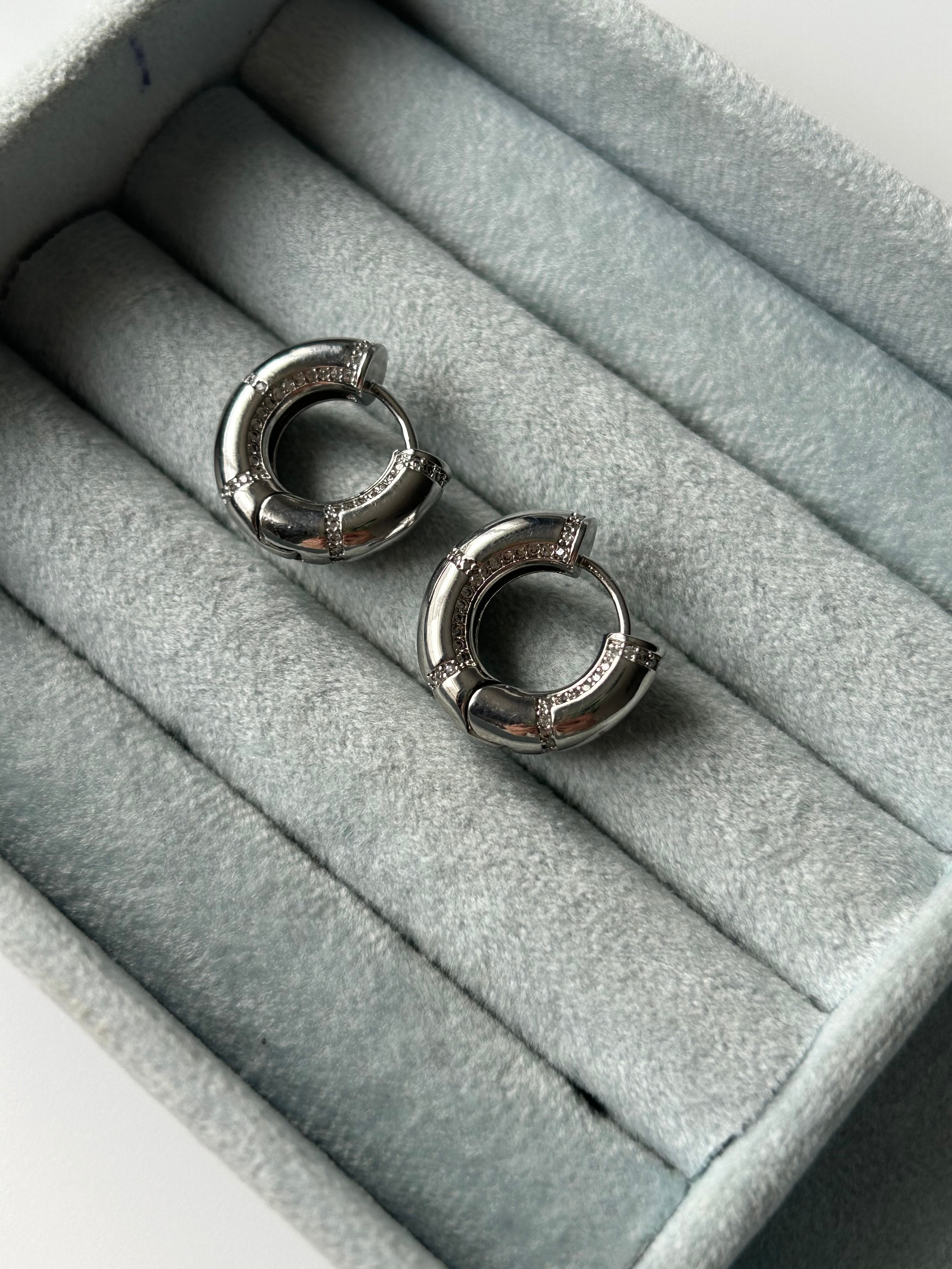 Çelik Bombeli Küpe