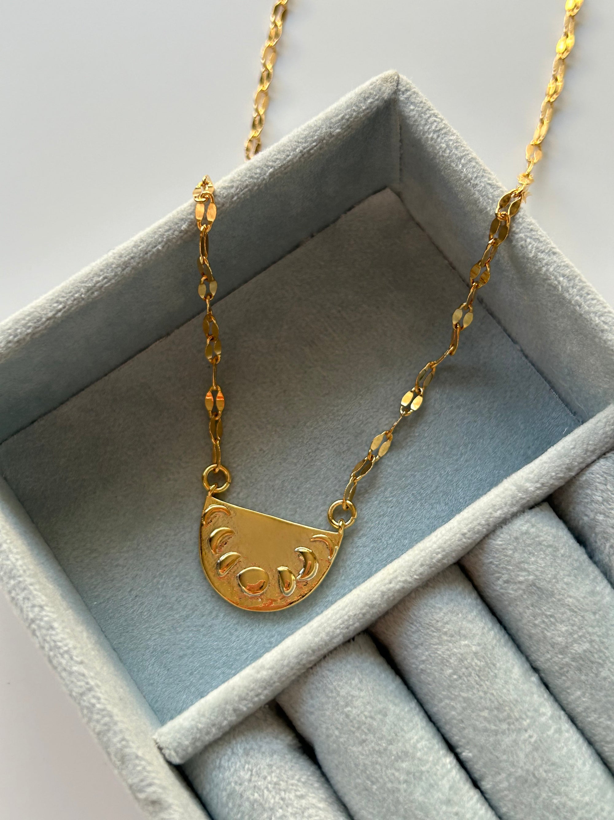 Plaka Charm Kolye