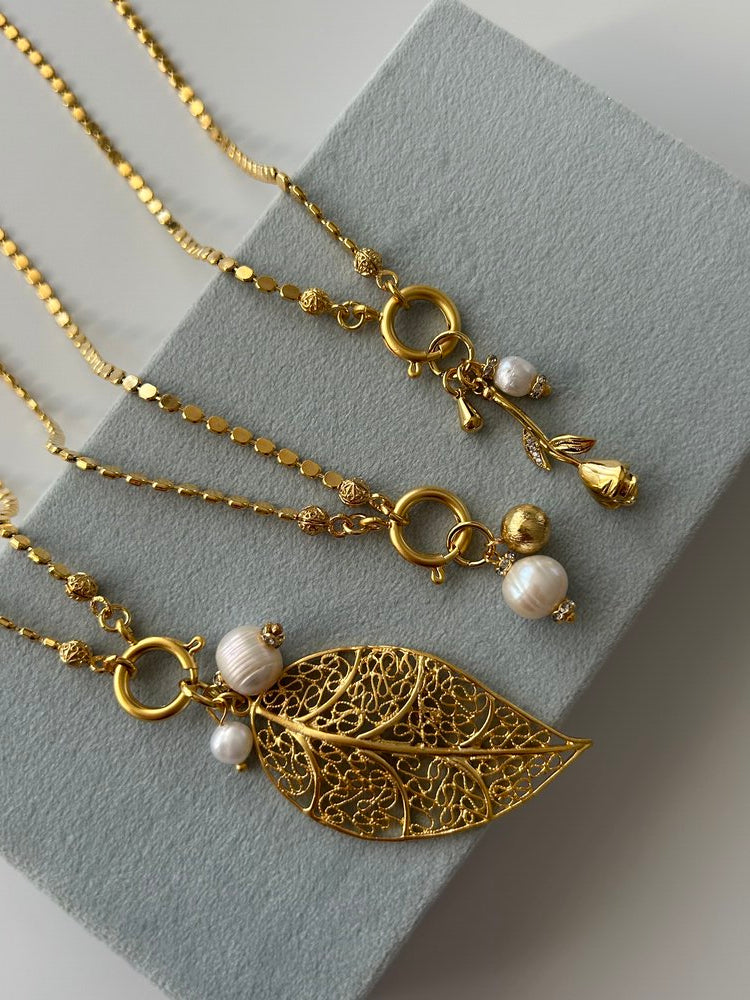 Desenli Yaprak/İnci Charm Zincir Kolye