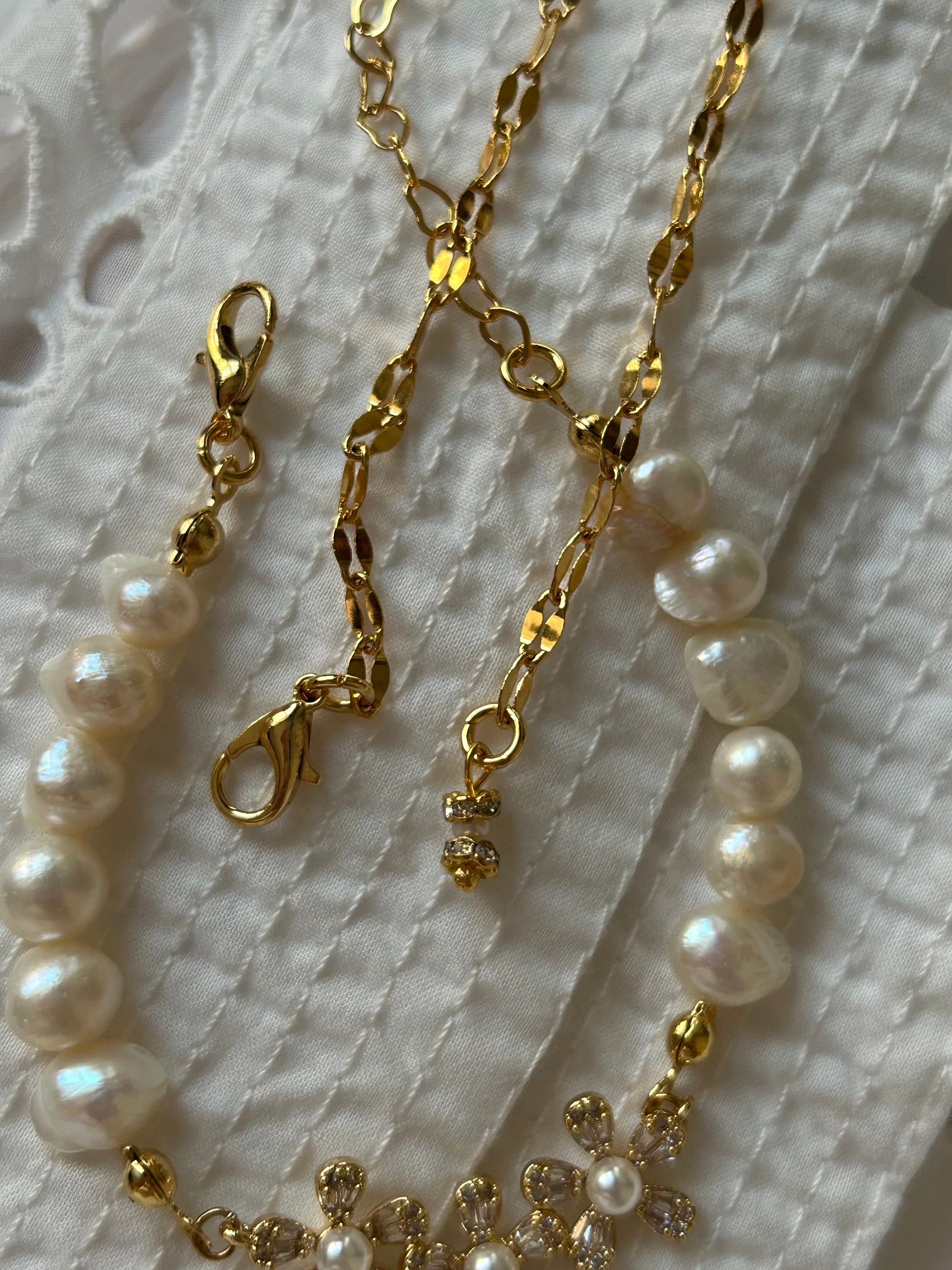 Kum İnci Charm Minimal Bileklik