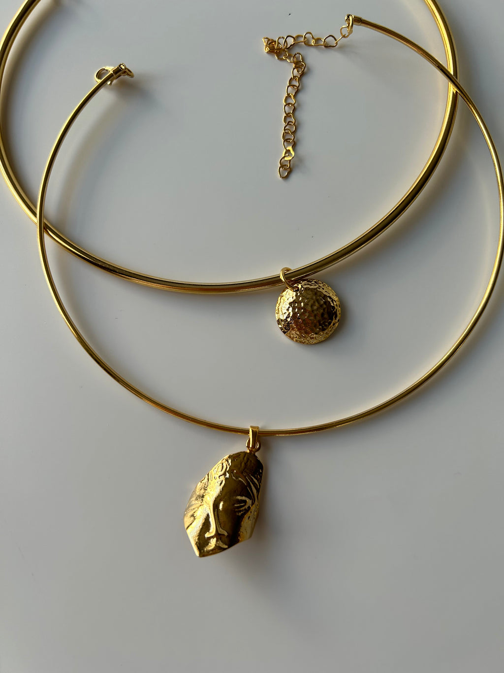 Antik Bombeli Plaka Charm Choker