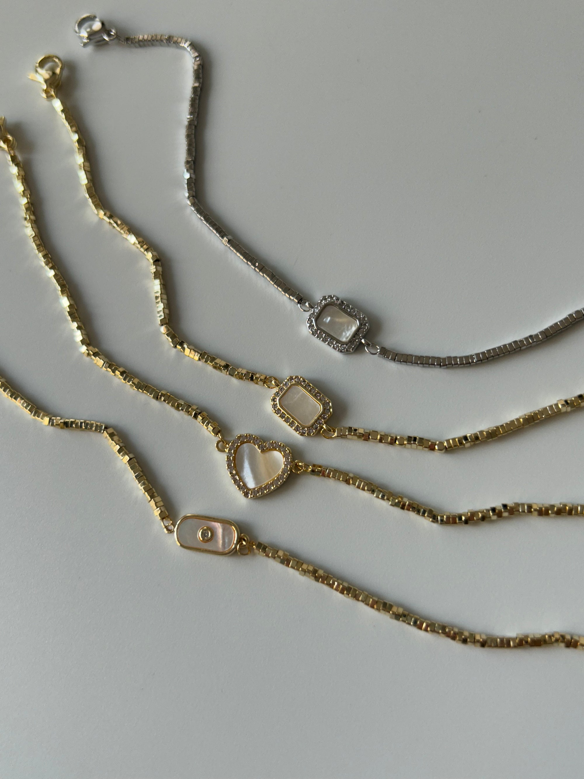 Küp Dorikalı Taşlı Sedefli Charm Bileklik